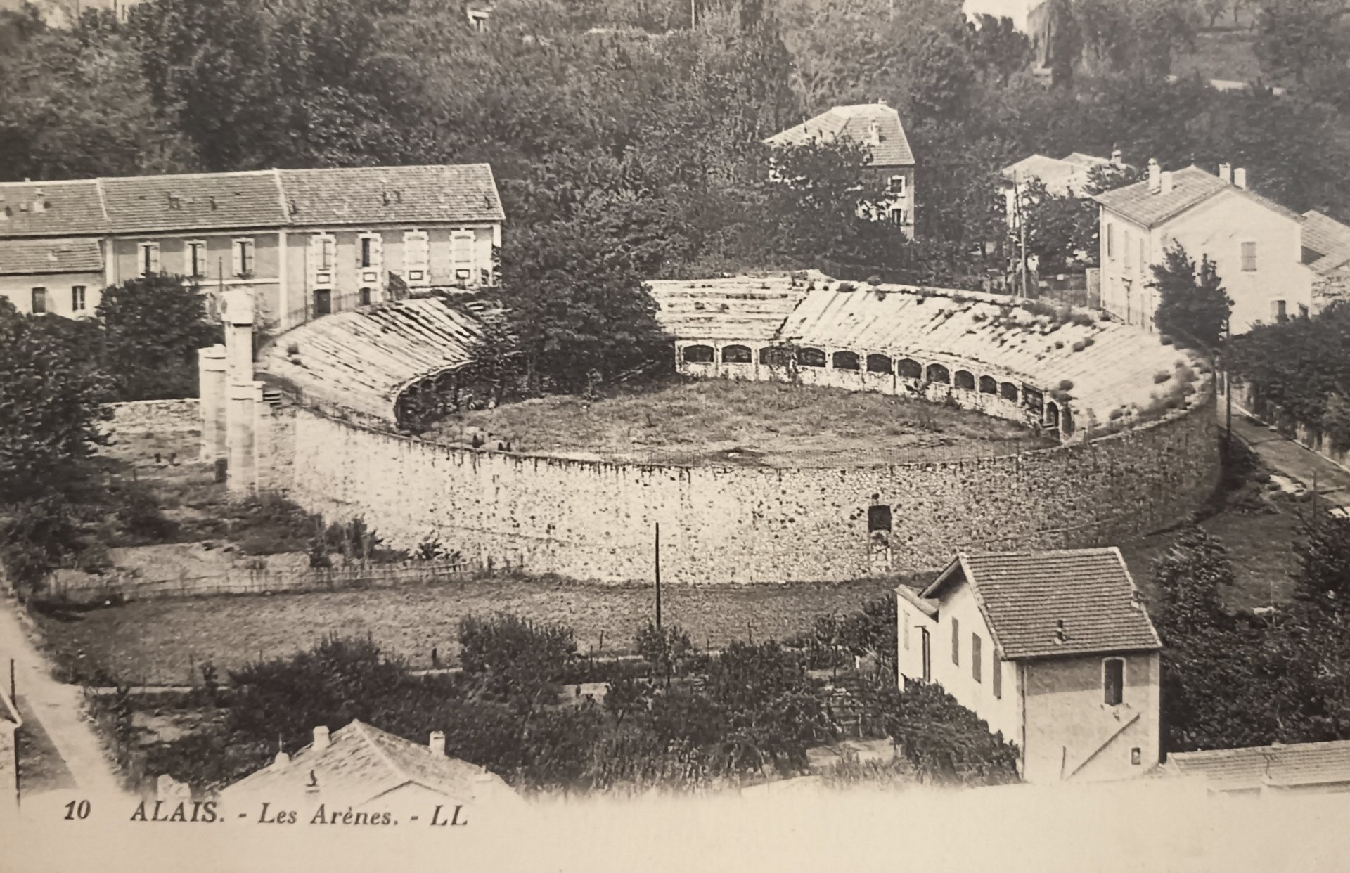 Les arènes d'Alès.
Carte postale ancienne