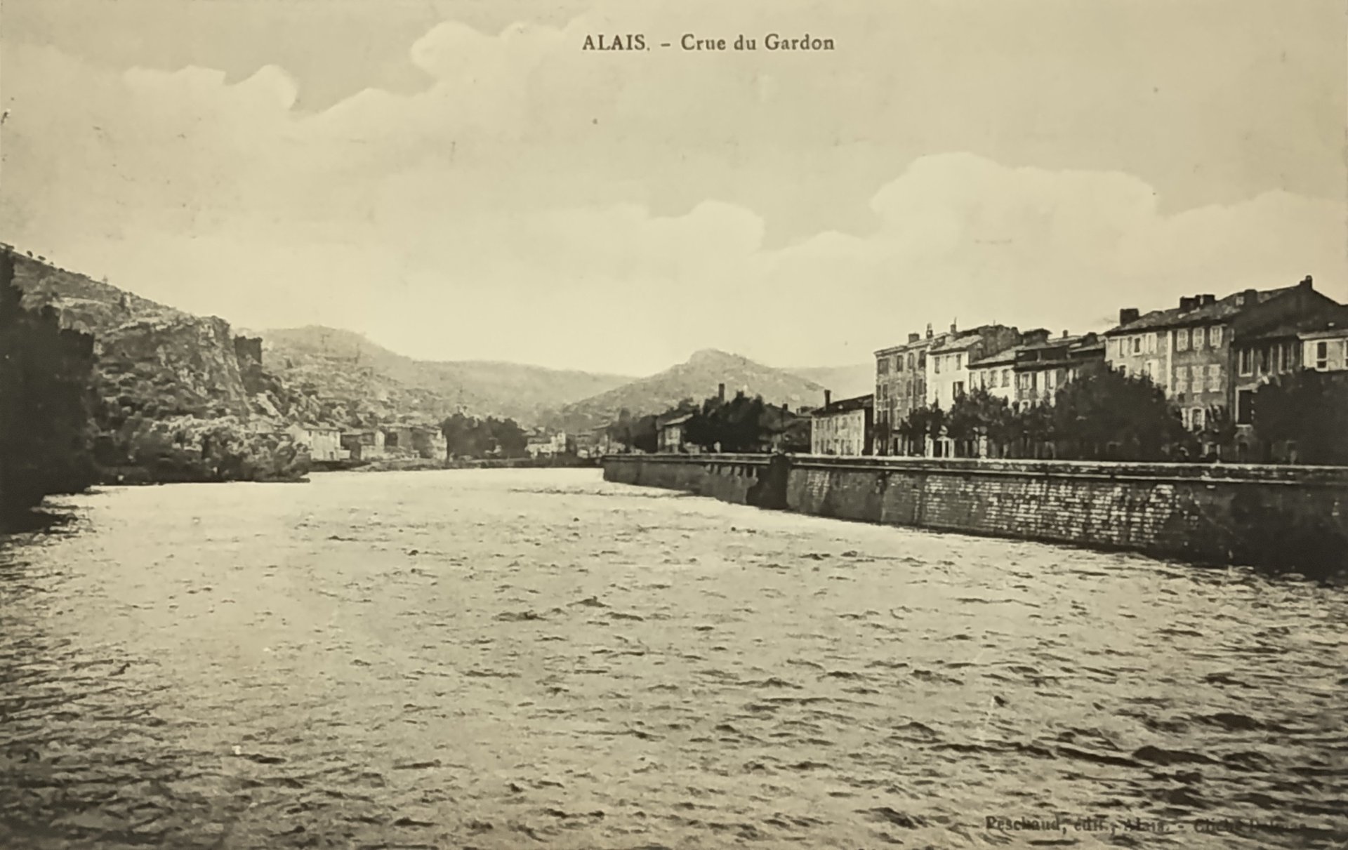 Carte postale ancienne d'Alès.
a ville s'appelait ALAIS à l'époque.
Crue du Gardon