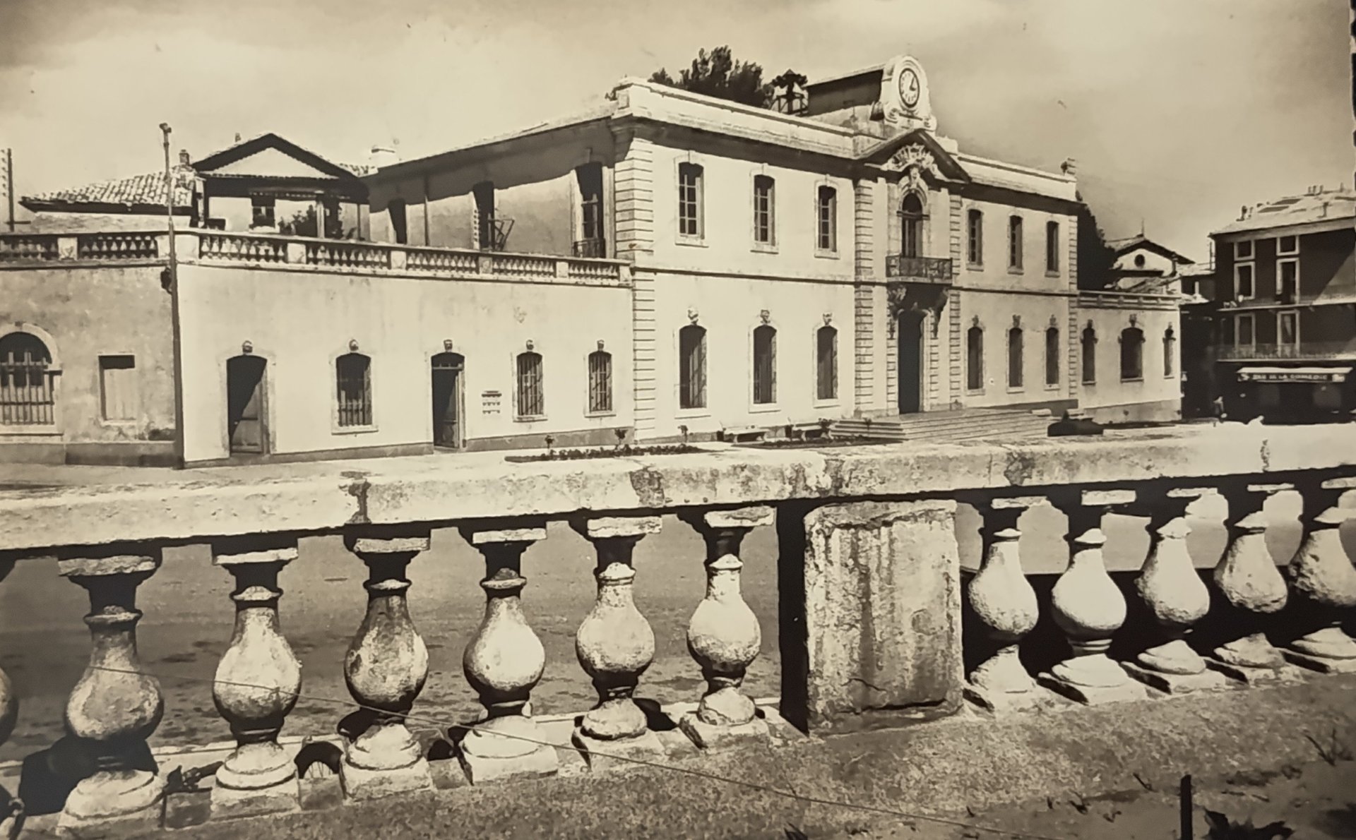 Carte postale ancienne d'Alès. 
La place de l'hôtel de ville.