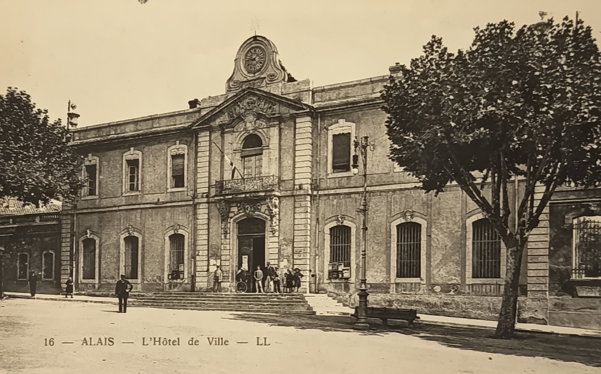 Carte postale ancienne d'Alès. L'hôtel de ville.
CPA