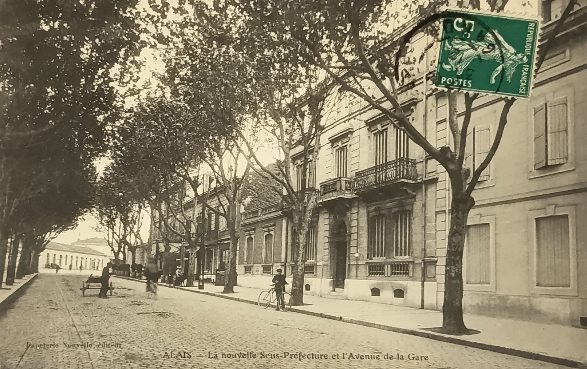 Carte postale ancienne d'Alès. La rue de la gare et la sous-préfecture.