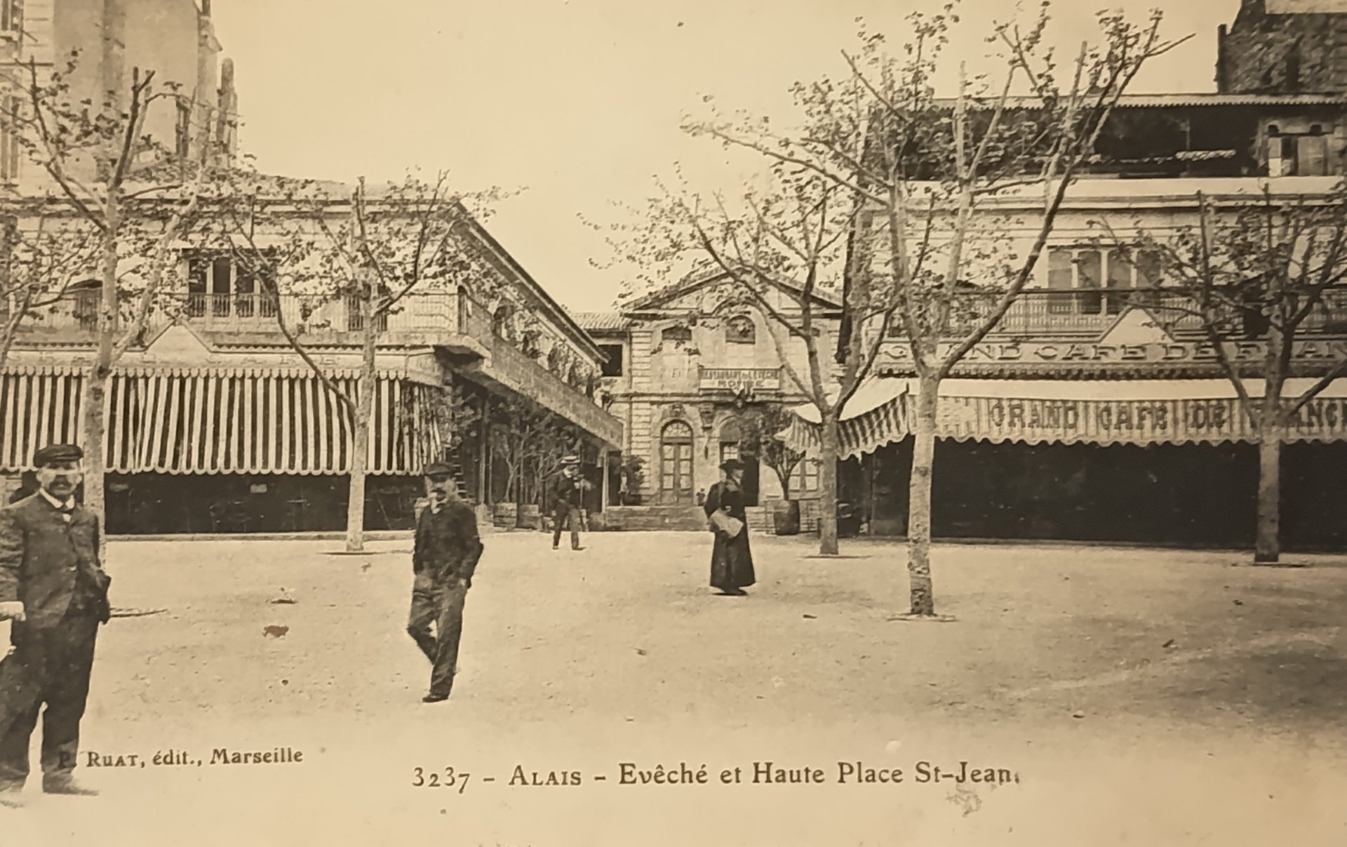 Carte postale ancienne d'Alès Gard.
ALAIS Evéché et Haute place Saint Jean
