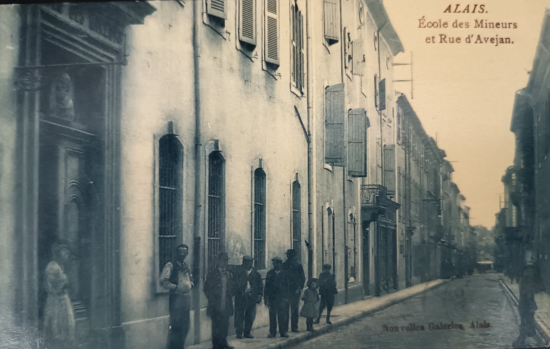 Rue d'Avéjan - école des mineurs.
Carte postale ancienne - ALAIS - Alès