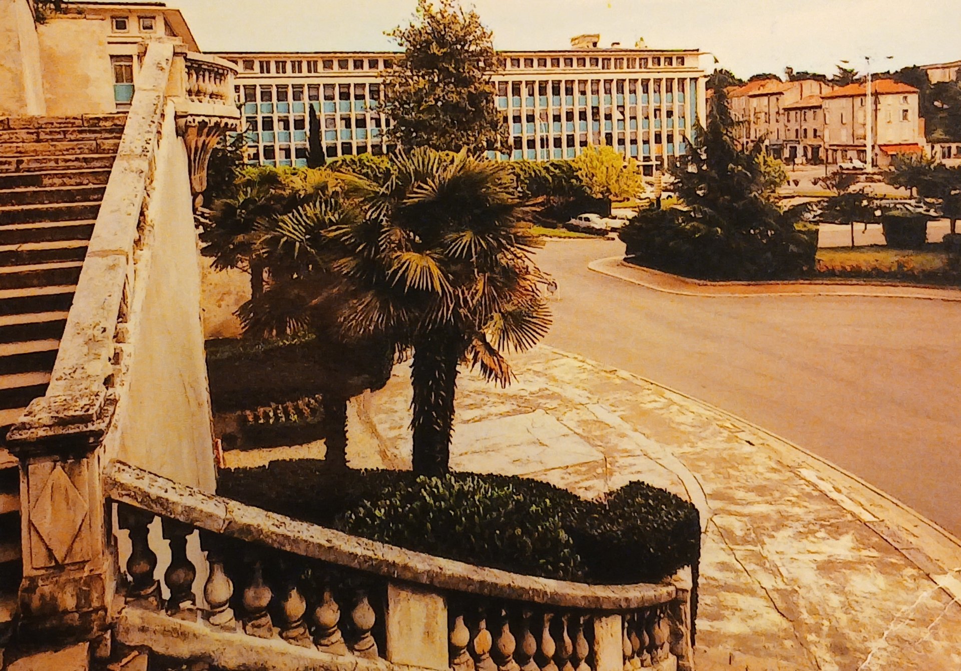 Les escaliers de la maréchale et le centre administratif ( le centre est détruit les escaliers mènent au cinéma cinéplanet.)
carte postale ancienne semi-moderne Alès GARD