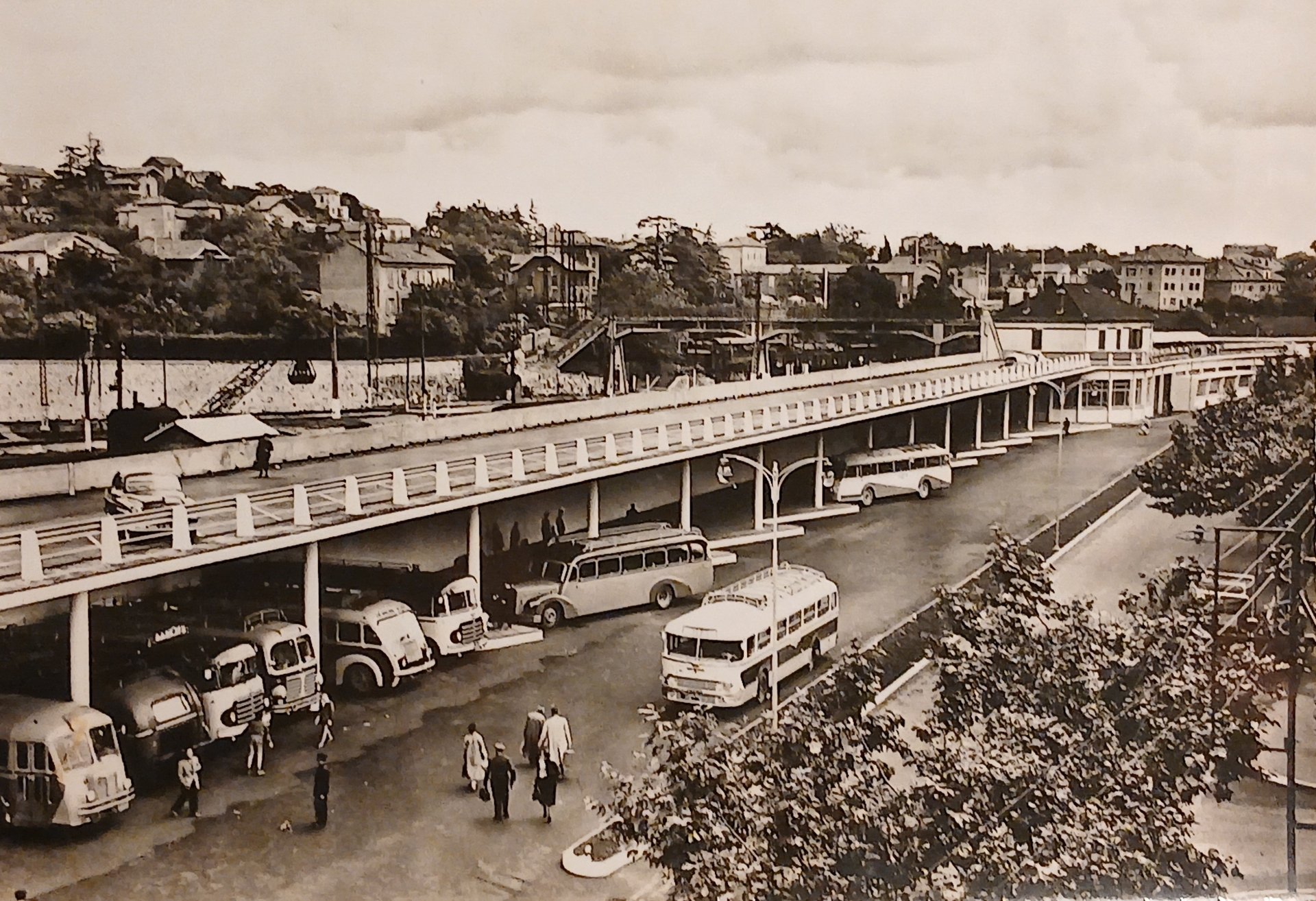 Superbe carte postale ancienne. 
La gare d'Alès ( route -rail ) - CPA