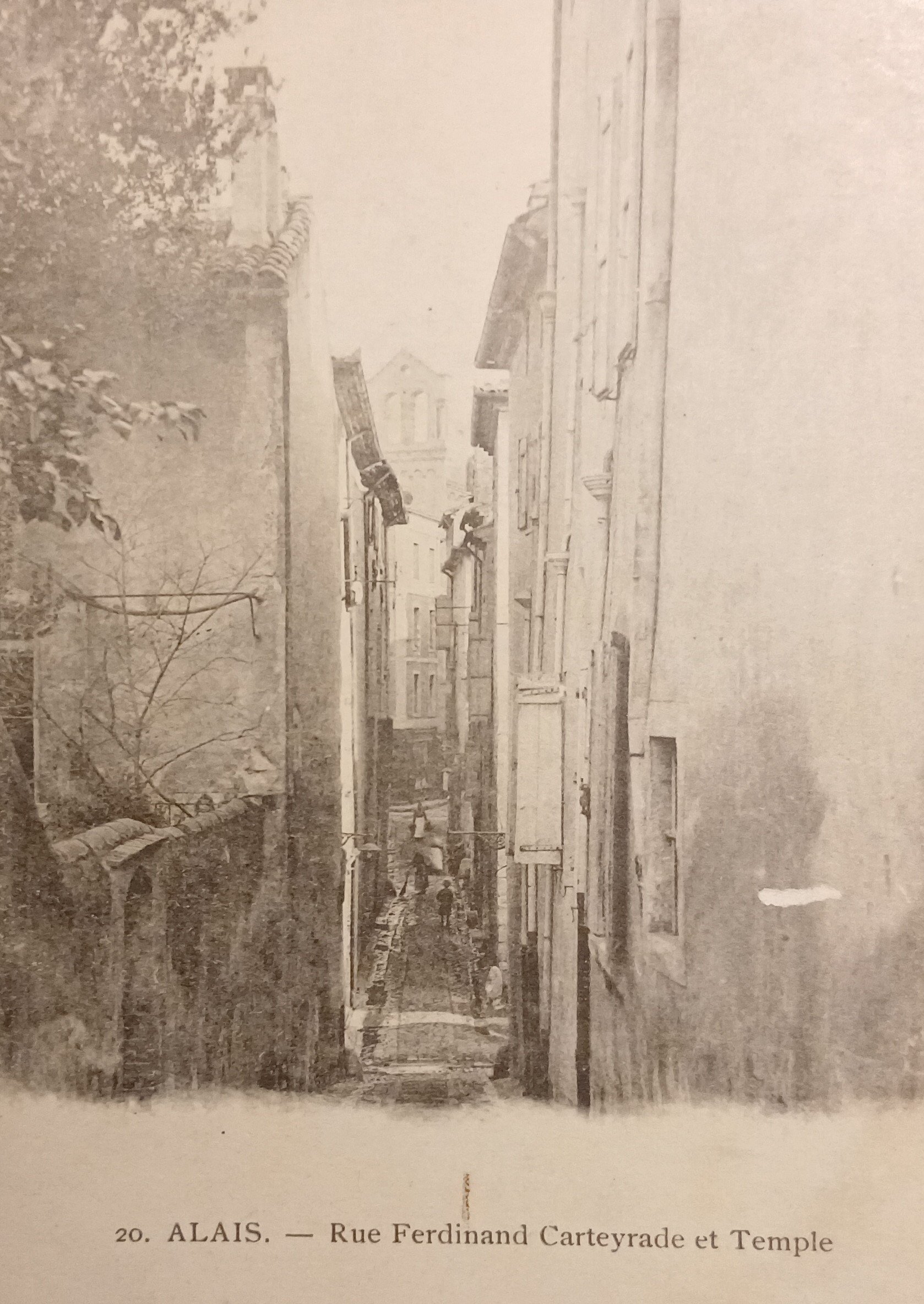 Carte postale ancienne - Alès ALAIS
Rue Ferdinand Carteyrade et temple