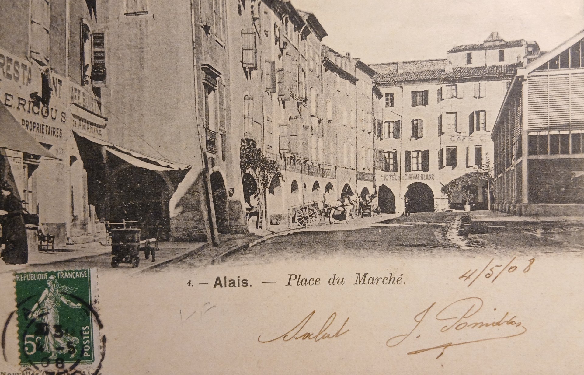 CPA - carte postale ancienne. ALAIS Alès Gard
Place du marché - Alès aurait pu faire penser à Uzès si d'autres choix d'urbanisme avaient été fait à une époque.