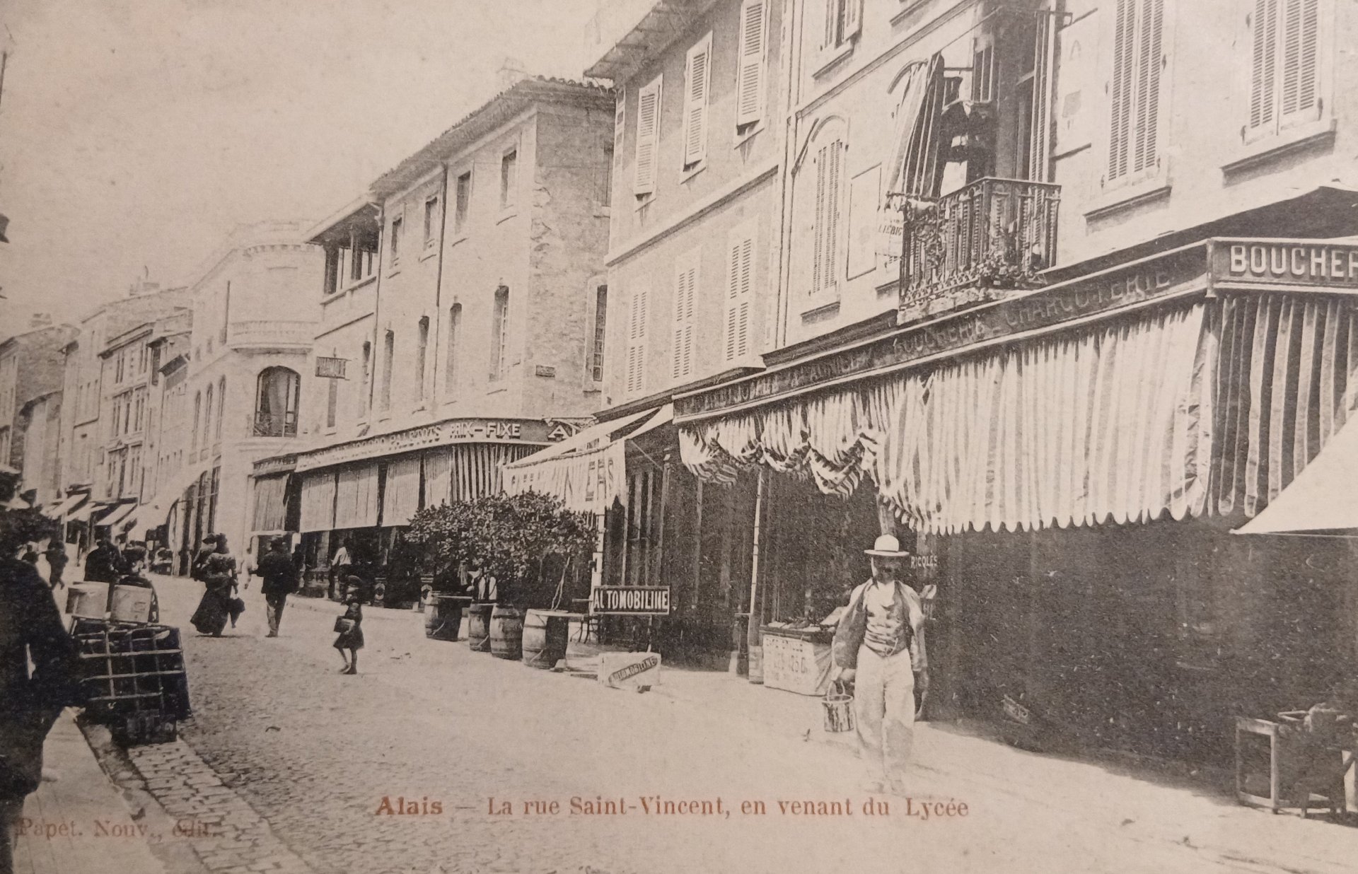 Carte postale ancienne -
Rue saint Vincent en venant du lycée.
Alès ALAIS