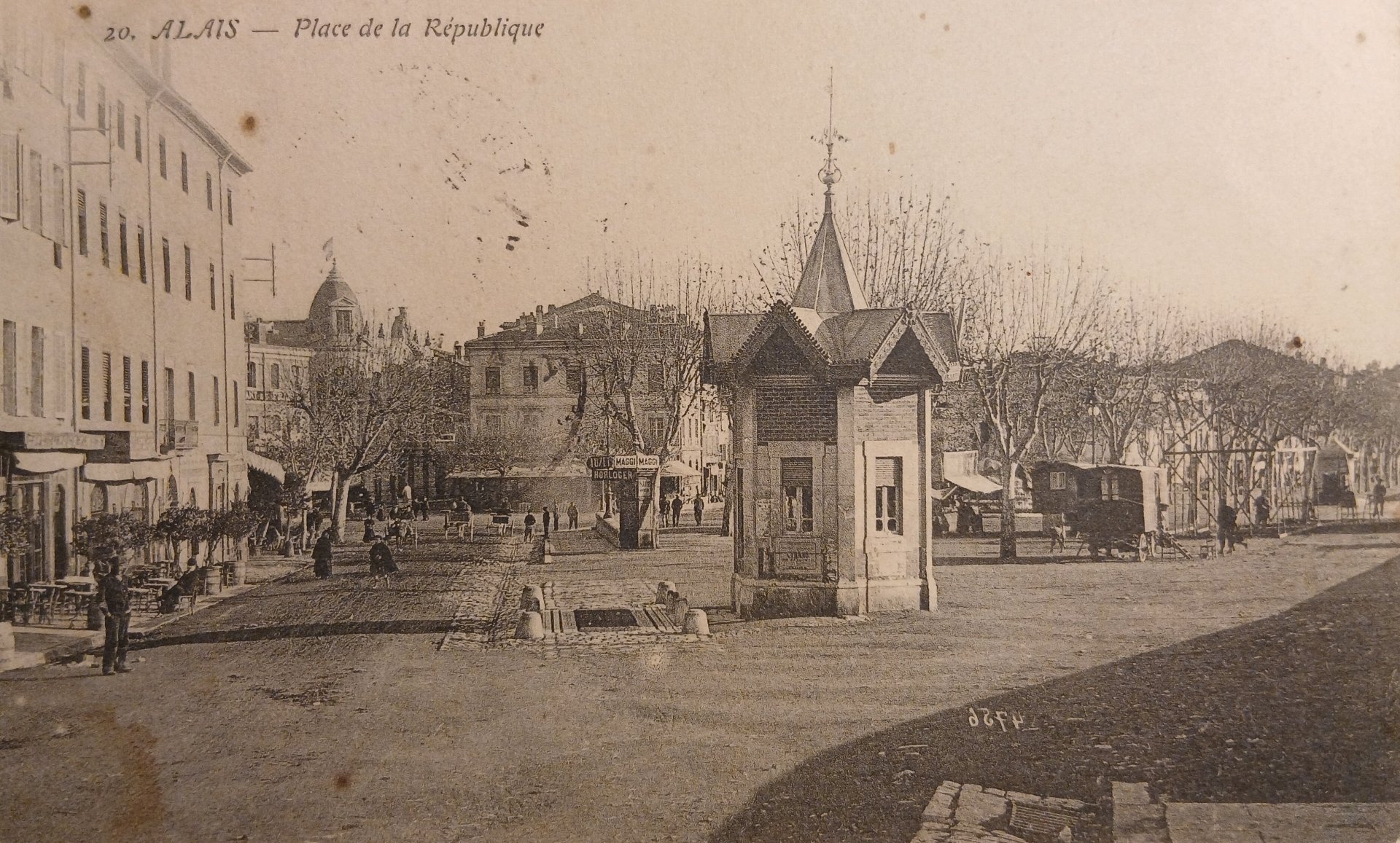 Carte postale ancienne
ALAIS Place de la république