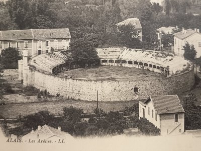 Les arènes d'Alès.
Carte postale ancienne