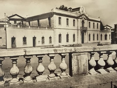 Carte postale ancienne d'Alès. 
La place de l'hôtel de ville.