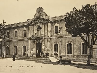 Carte postale ancienne d'Alès. L'hôtel de ville.
CPA