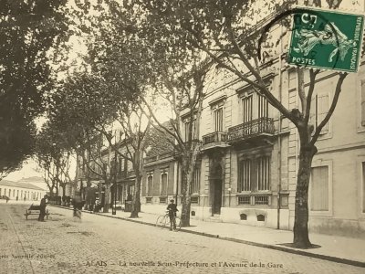 Carte postale ancienne d'Alès. La rue de la gare et la sous-préfecture.