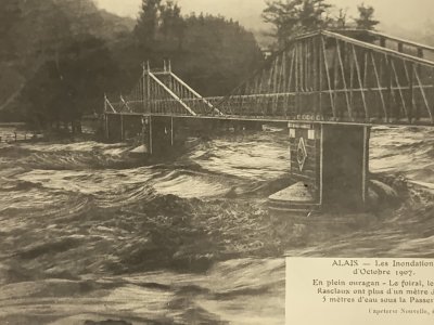 ALAIS les inondations de 1907 - Les près Rasclaux.
CPA carte postale ancienne
