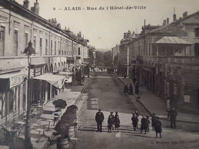 CPA - carte postale ancienne - Alès - GARD
ALAIS - Rue de l'hôtel de ville