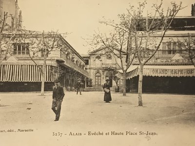 Carte postale ancienne d'Alès Gard.
ALAIS Evéché et Haute place Saint Jean