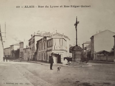 ALAIS - Rue du lycée - Rue Edgar Quinet - Alès GARD.
Carte postale ancienne.