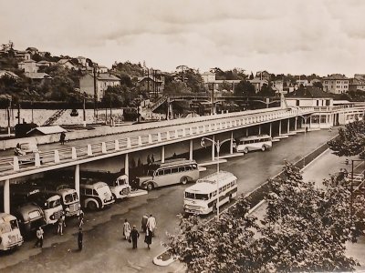 Superbe carte postale ancienne. 
La gare d'Alès ( route -rail ) - CPA