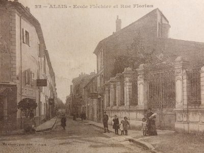 CPA ancienne ALAIS - Alès
Ecole Fléchier et rue Florian