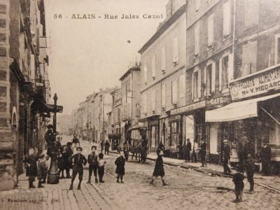 Carte postale ancienne.
ALAIS - rue Jules Cazot