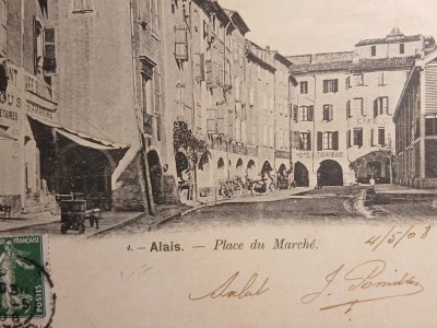 CPA - carte postale ancienne. ALAIS Alès Gard
Place du marché - Alès aurait pu faire penser à Uzès si d'autres choix d'urbanisme avaient été fait à une époque.