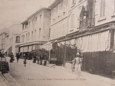 Carte postale ancienne -
Rue saint Vincent en venant du lycée.
Alès ALAIS