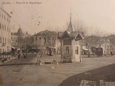Carte postale ancienne
ALAIS Place de la république